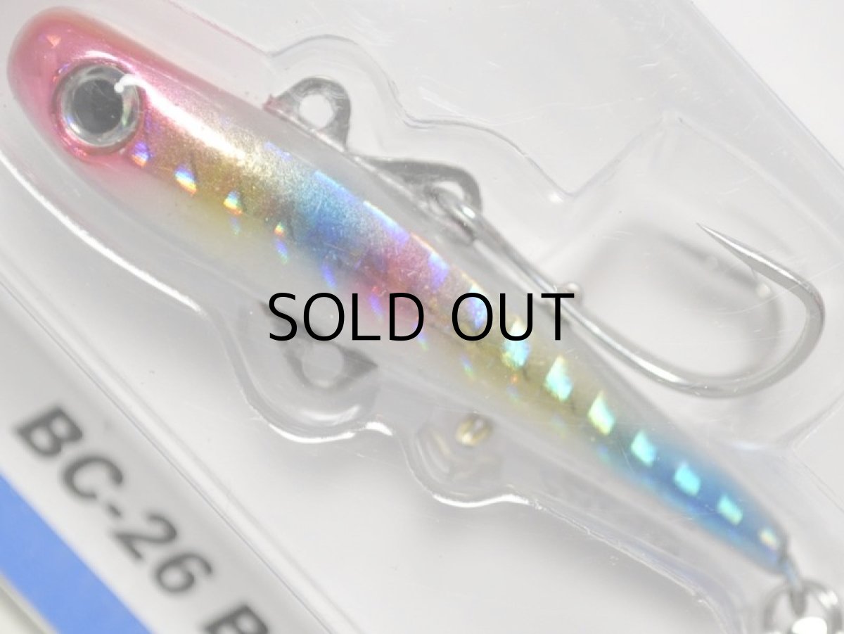 ＃007 安心感抜群の集魚力を発揮するベーシックカラー。レインボーな反射がターゲットを幻惑します！